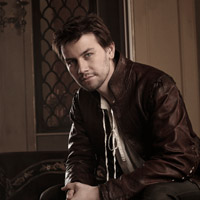 http://scifi-tv.ru/images/series/Reign/promo_photo_1_Torrance_Coombs_photo.jpg