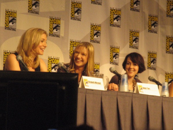Элизабет Митчелл и Анна Торв на Comic-Con 2010