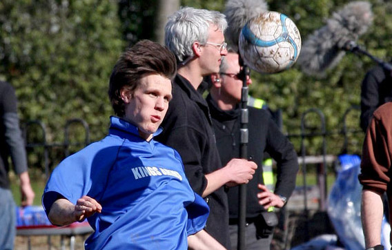 Мэтт Смит играет в футбол