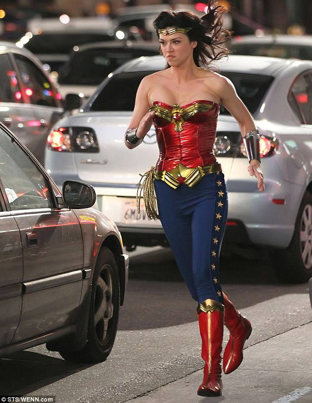 Эдрианн Палики на съемках Wonder Woman