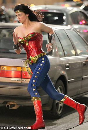 Эдрианн Палики на съемках Wonder Woman